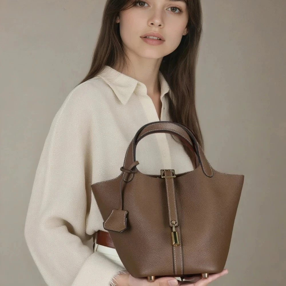 2026 Genuine Leather Bucket Bag with Metal Lock Luxury Mommy Hobo Tote Diaper Bag for Women Casual Crossbody Purse
2026 Genuine Leather Bucket Bag with Metal Lock Luxury Mommy Hobo Tote Diaper Bag for Women Casual Crossbody Purse