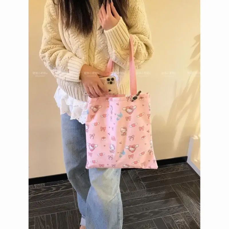 Сумка через плечо Hello Kitty Sanrios, парусиновая новая универсальная сумка на плечо большой вместимости, учебная сумка, студенческая большая сумка
Сумка через плечо Hello Kitty Sanrios, парусиновая новая универсальная сумка на плечо большой вместимости, учебная сумка, студенческая большая сумка