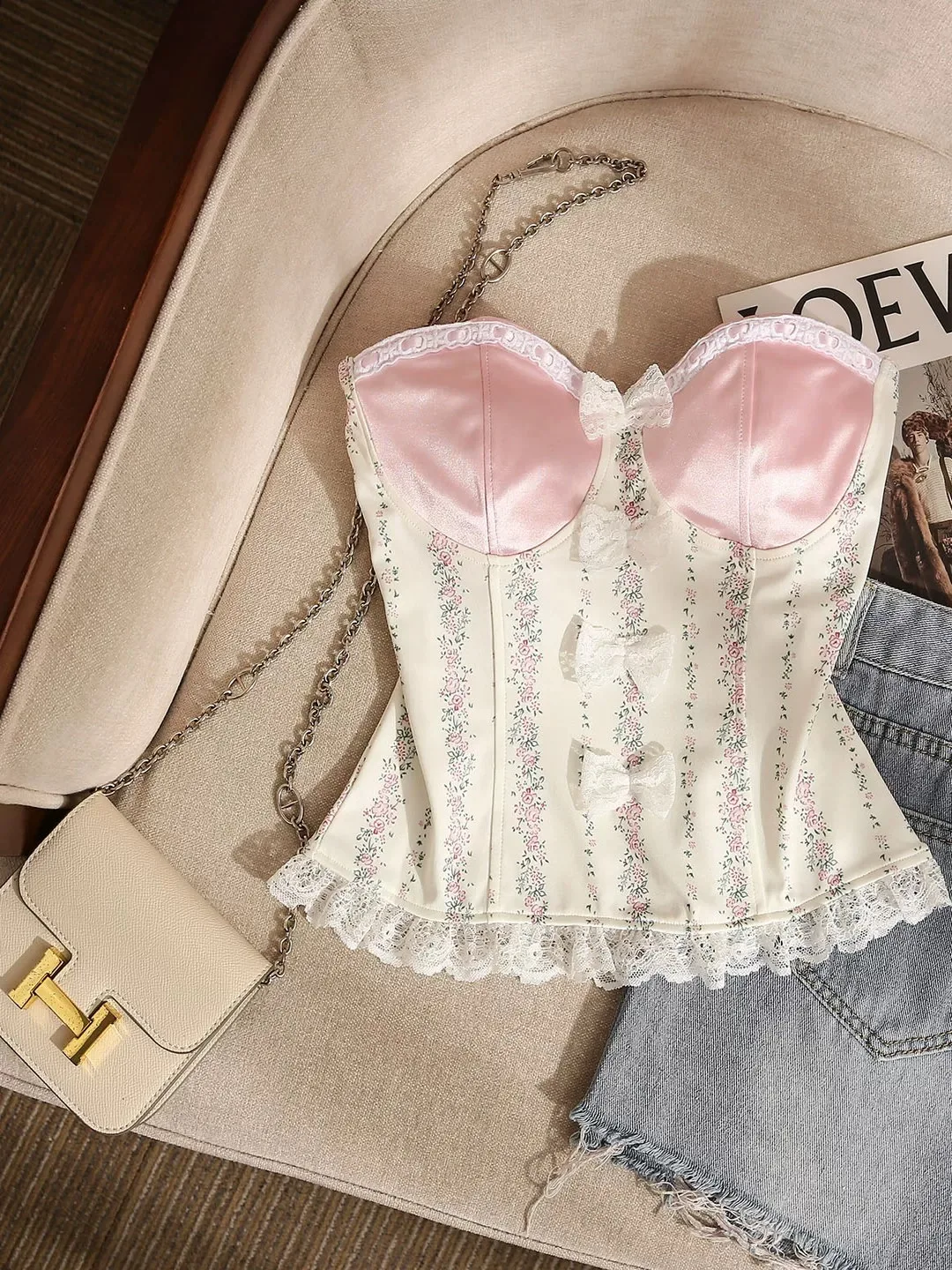 Sweet and elegant floral bow tube top, cute lace versatile top, hot girl fashionable slimming camisole
Sweet and elegant floral bow tube top, cute lace versatile top, hot girl fashionable slimming camisole