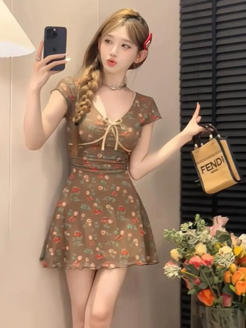 Sweet Hot Girl Retro V-neck Short-sleeved Mesh Floral Dress Women's Summer Slim Fit A-line Short Dress Fashion Female Clothes
Sweet Hot Girl Retro V-neck Short-sleeved Mesh Floral Dress Women's Summer Slim Fit A-line Short Dress Fashion Female Clothes