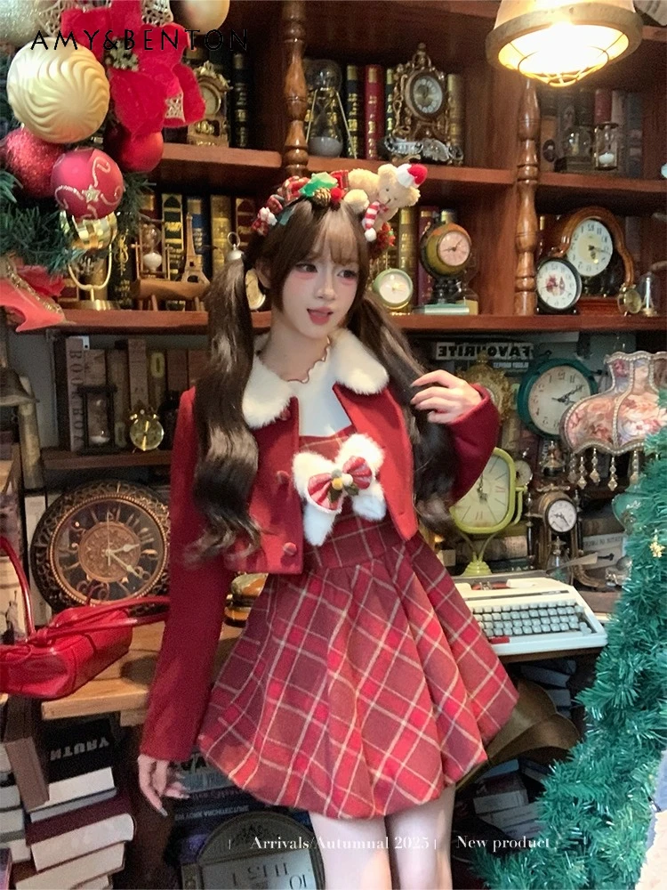 Autumn Winter New Hot Sale Christmas Sweet Bow Design Plaid Flower Bud Dress White Inner Top Red Short Coat Three-Piece Set
Autumn Winter New Hot Sale Christmas Sweet Bow Design Plaid Flower Bud Dress White Inner Top Red Short Coat Three-Piece Set