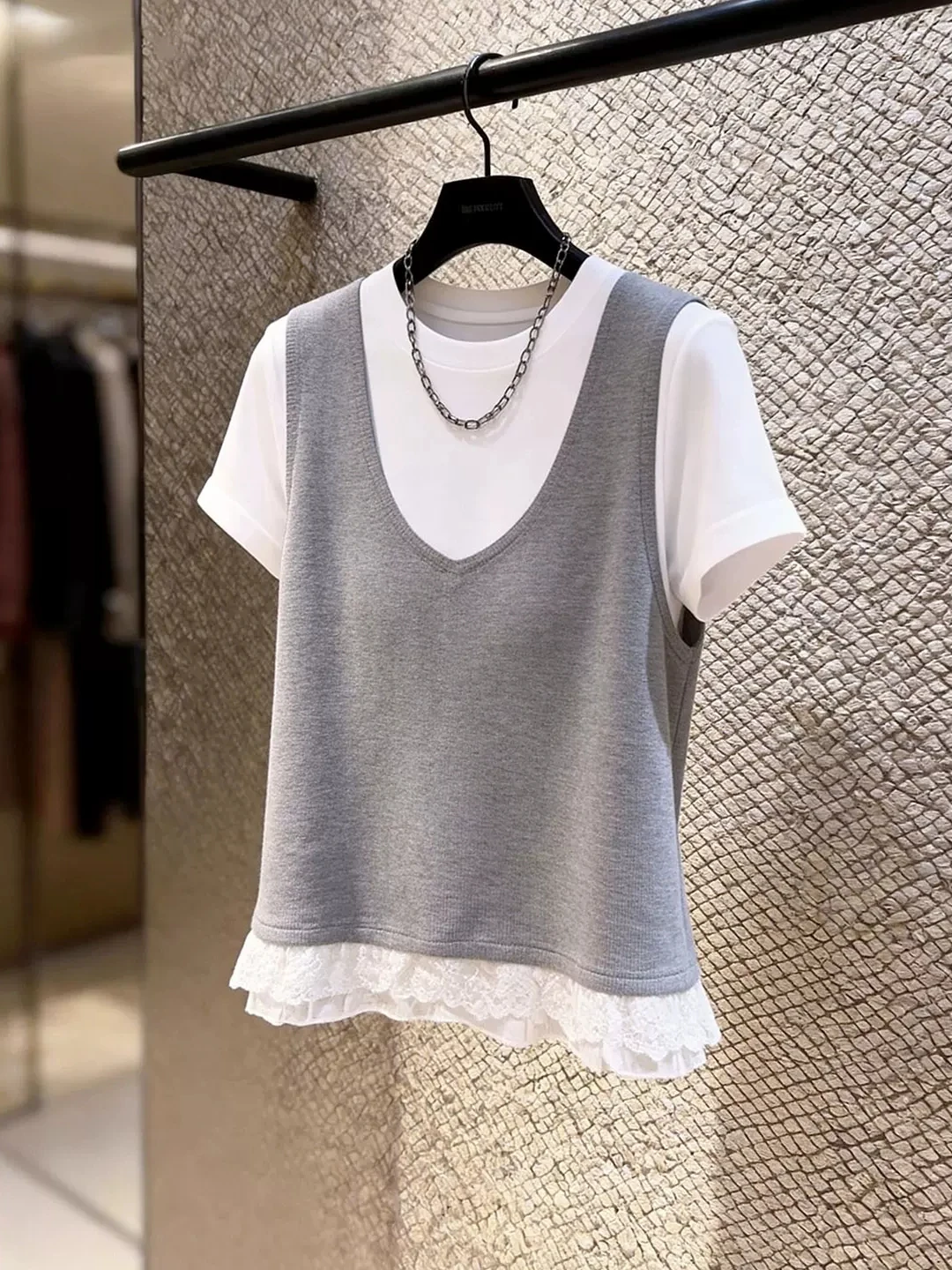 Korean Style Lace Splice Short Sleeve Fake Two-Piece T-Shirt Charming Design Commute Top Summer Color Block Elegant Shirt
Korean Style Lace Splice Short Sleeve Fake Two-Piece T-Shirt Charming Design Commute Top Summer Color Block Elegant Shirt