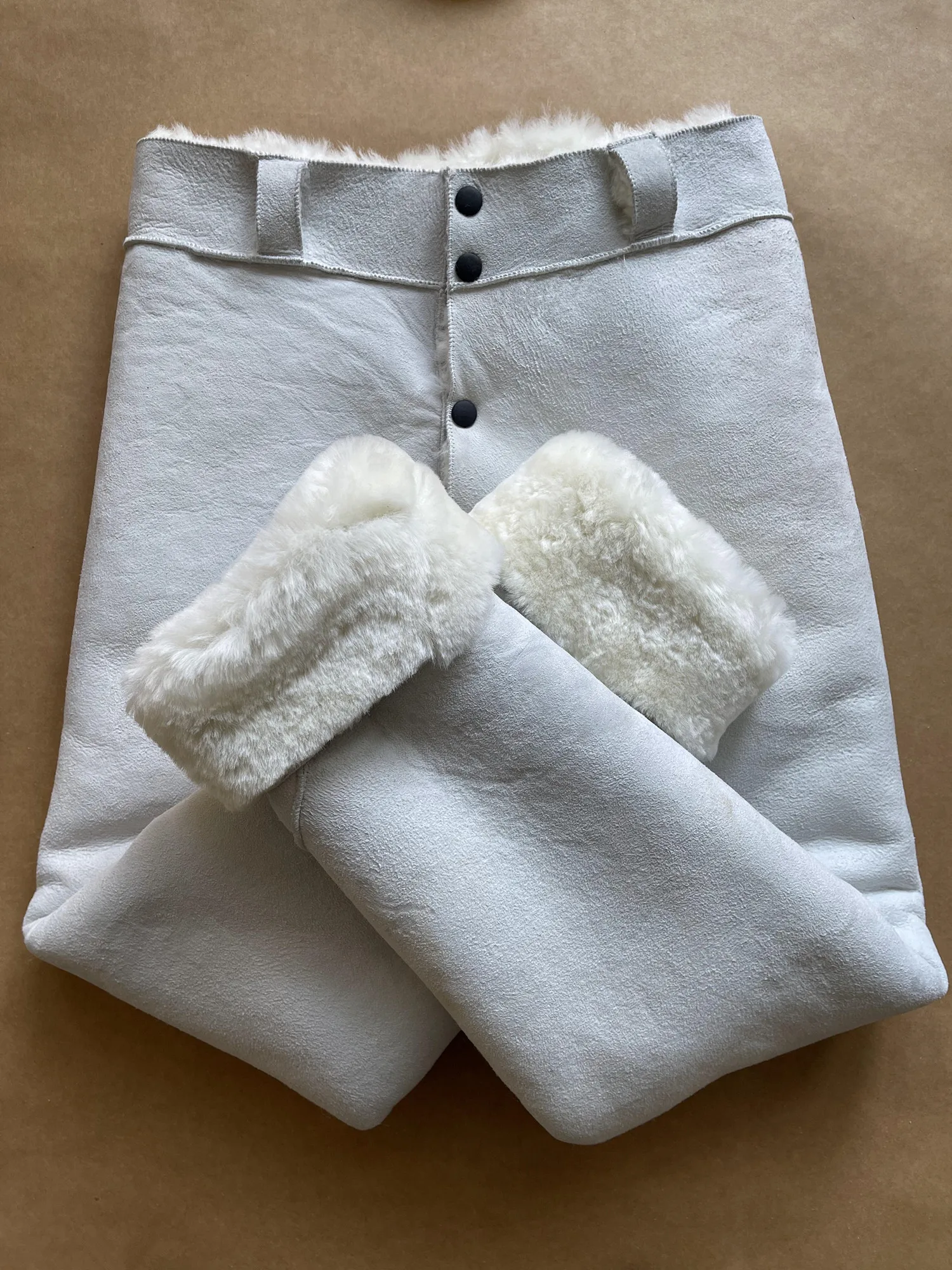 2025 men's whole pure sheepskin fur integrated shearing thickened warm and cold-proof high-waisted leather pants
2025 men's whole pure sheepskin fur integrated shearing thickened warm and cold-proof high-waisted leather pants