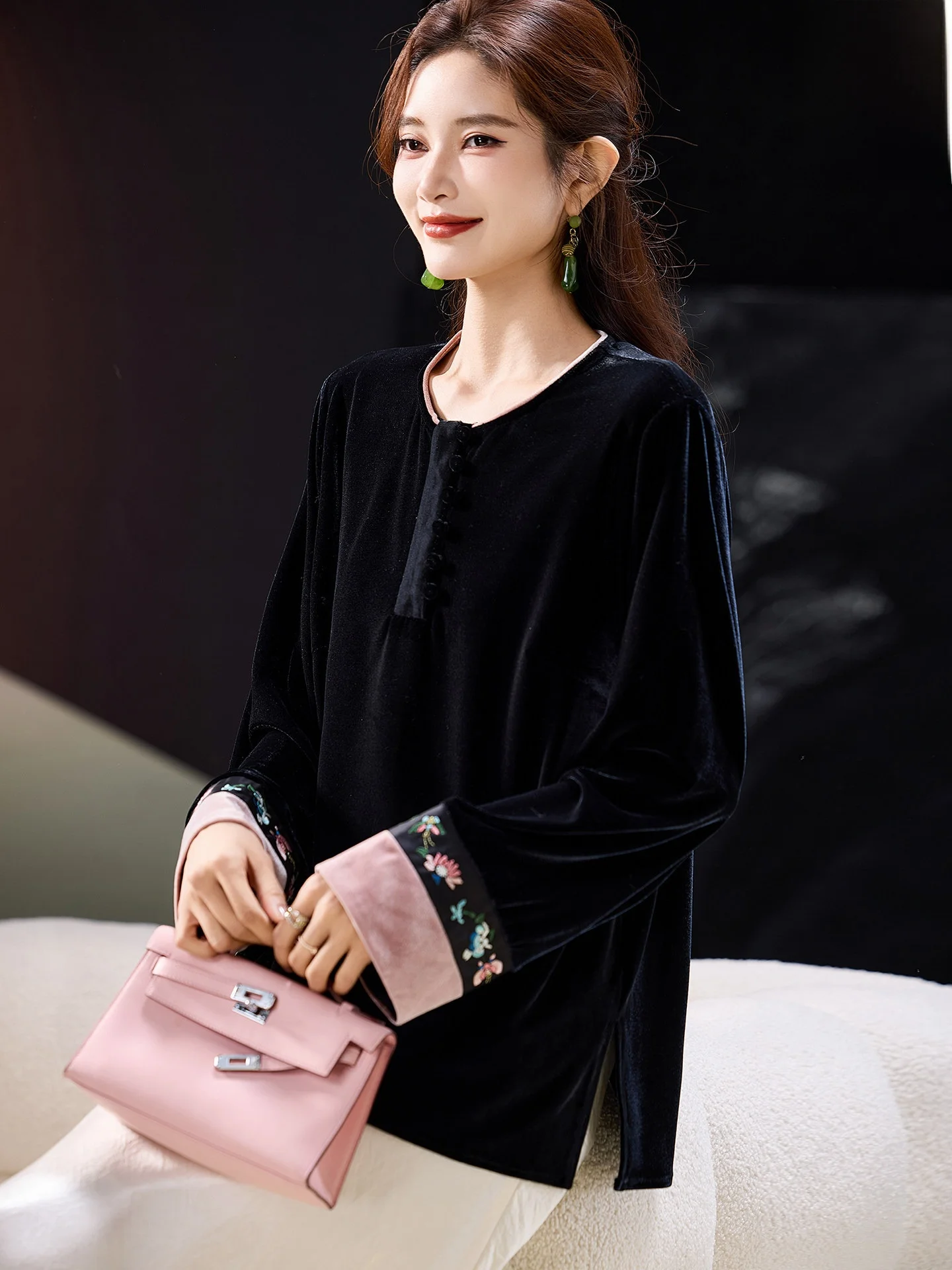 Женская зимняя блузка Ele Bla из бархата с вышивкой, большие размеры, европейский стиль, новая модная коллекция 2025, приятная к телу, дышащая.
Женская зимняя блузка Ele Bla из бархата с вышивкой, большие размеры, европейский стиль, новая модная коллекция 2025, приятная к телу, дышащая.