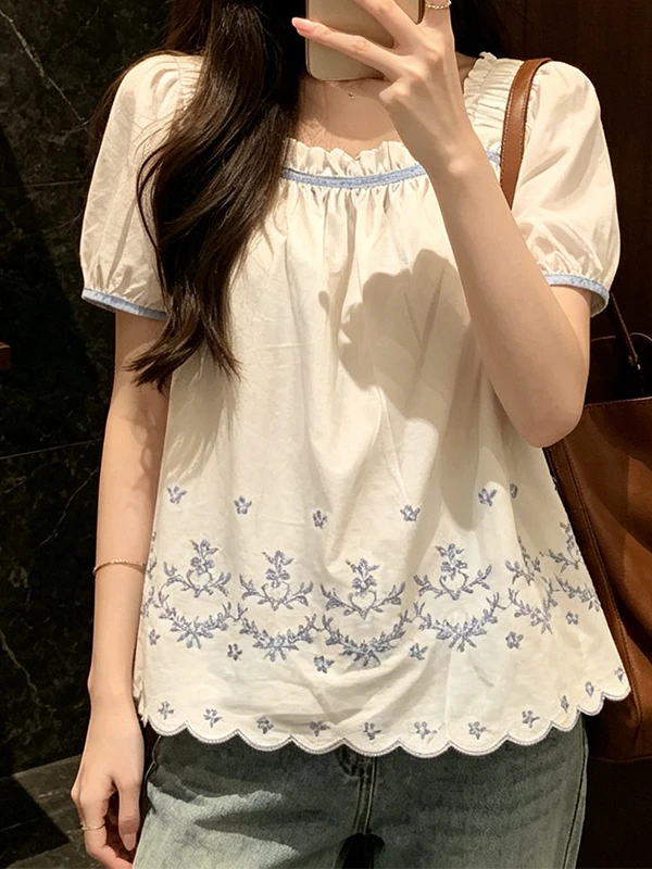 Elegant Embroidered Casual Shirt Summer 2026 Women's Fashion Gentle Style Square Collar Bubble Sleeve Top Age-Defying Shirt
Elegant Embroidered Casual Shirt Summer 2026 Women's Fashion Gentle Style Square Collar Bubble Sleeve Top Age-Defying Shirt