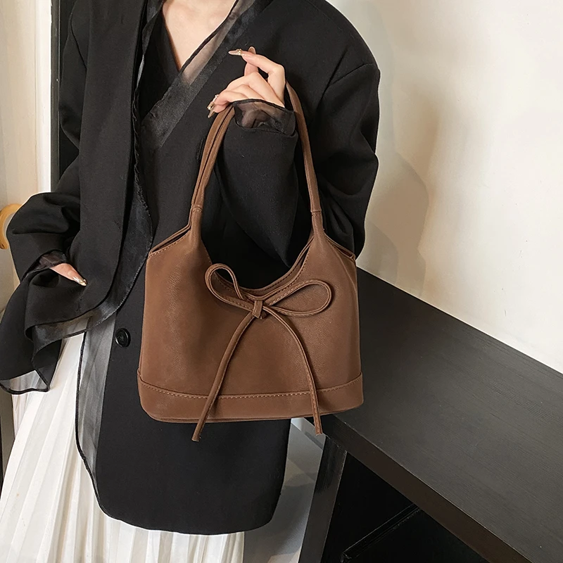 Женская кожаная роскошная модельерская классическая сумка через плечо Элегантная сумка для городских модных нарядов
Женская кожаная роскошная модельерская классическая сумка через плечо Элегантная сумка для городских модных нарядов