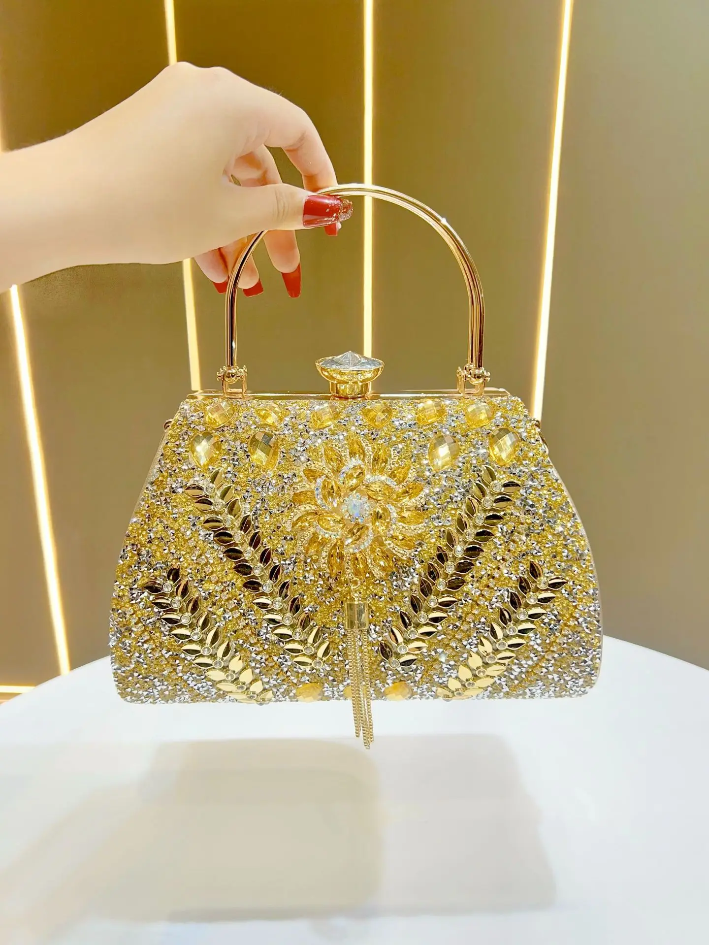 Женская сумочка с бриллиантами, сумка через плечо, сумка-кроссбоди, вечерняя сумка
Женская сумочка с бриллиантами, сумка через плечо, сумка-кроссбоди, вечерняя сумка