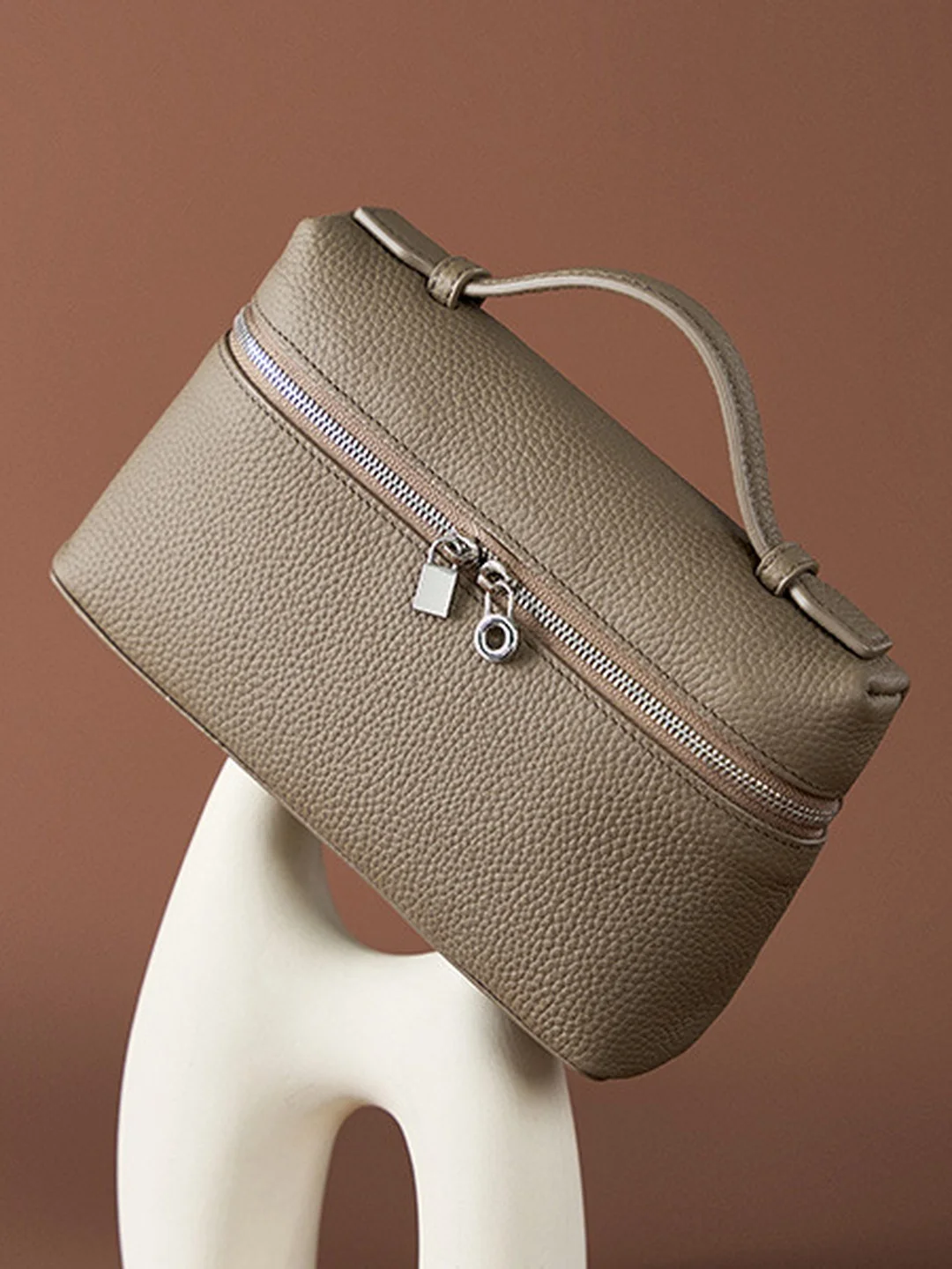 Высококачественная кожаная сумка-коробка LP9, новинка 2025, модная универсальная роскошная маленькая сумка через плечо для женщин, повседневная сумка Sle
Высококачественная кожаная сумка-коробка LP9, новинка 2025, модная универсальная роскошная маленькая сумка через плечо для женщин, повседневная сумка Sle