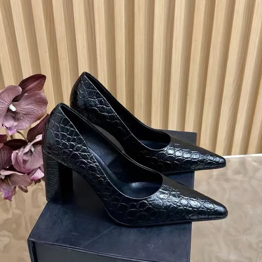 Sharp pointed temperament, thick heel, comfortable commuting high heels, shallow mouthed women's one foot leather single shoes
Sharp pointed temperament, thick heel, comfortable commuting high heels, shallow mouthed women's one foot leather single shoes