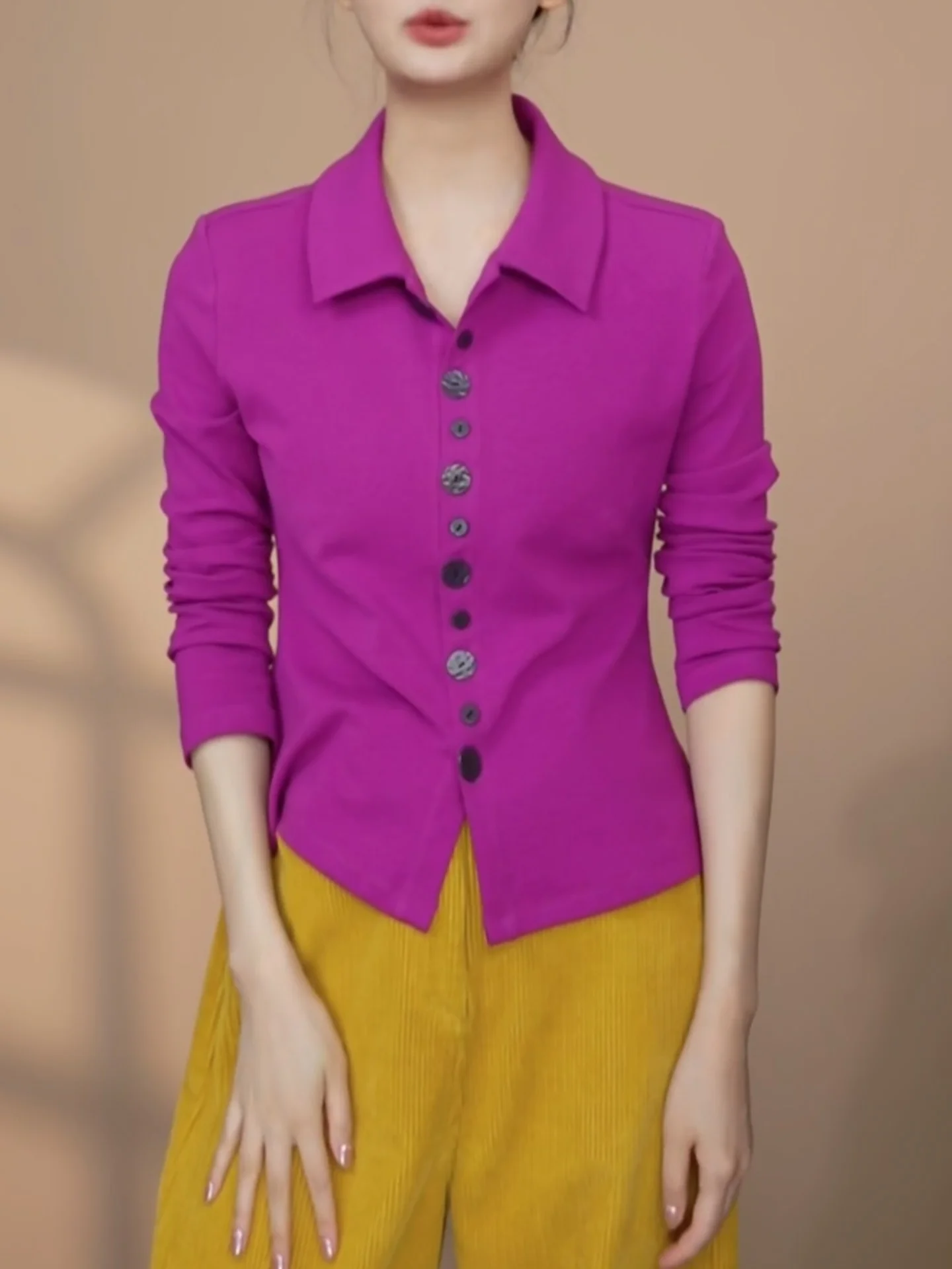 Осенне-зимний топ больших размеров для женщин, приталенный, фиолетовый, универсальный, модный, с отложным воротником, подходит для всех типов фигуры
Осенне-зимний топ больших размеров для женщин, приталенный, фиолетовый, универсальный, модный, с отложным воротником, подходит для всех типов фигуры