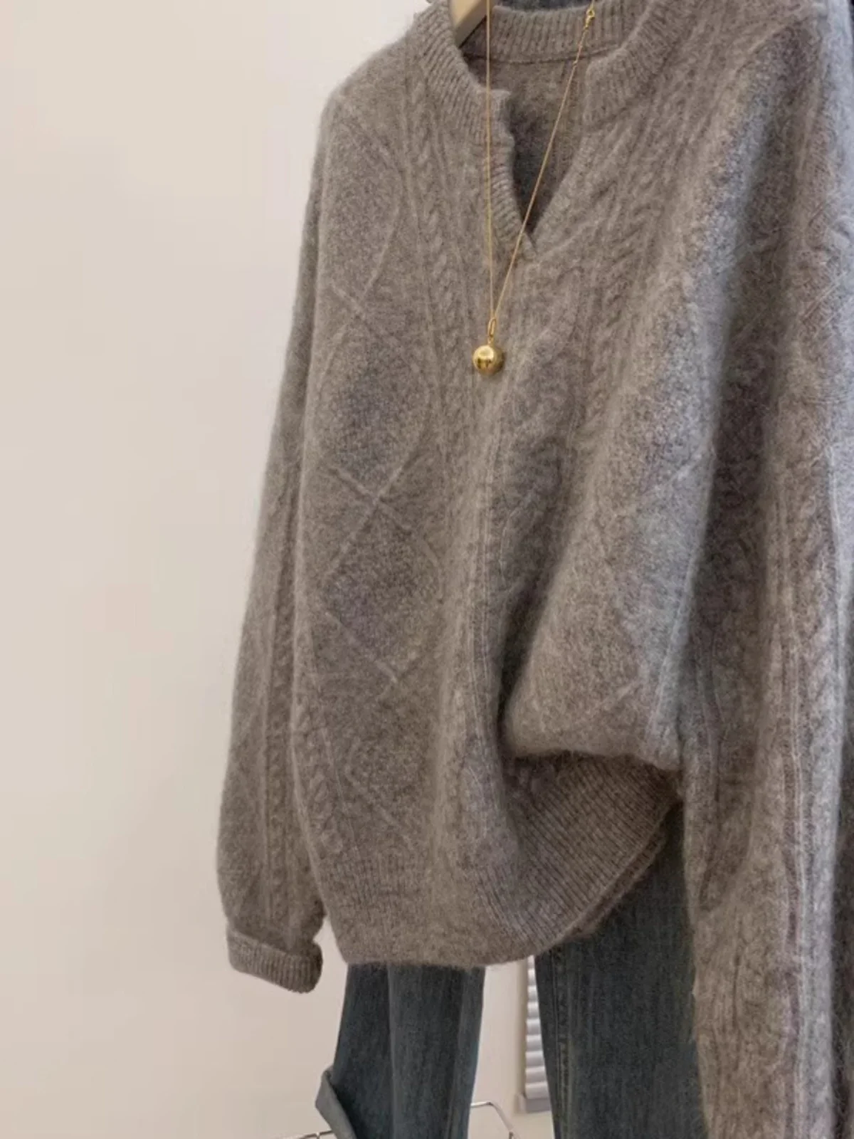 2025 Autumn Winter Thickened V-Neck Women's Knitwear Grey Twist Sweater Inner Wear Casual Style Commute Fashion Loose Fit
2025 Autumn Winter Thickened V-Neck Women's Knitwear Grey Twist Sweater Inner Wear Casual Style Commute Fashion Loose Fit