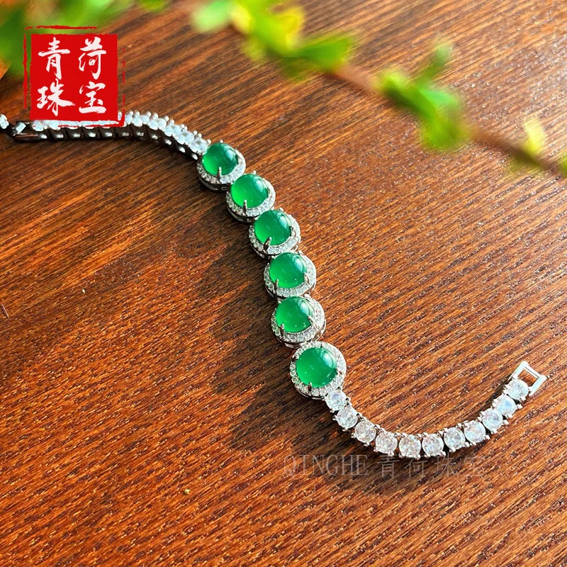 High-quality chalcedony inlaid , bright green translucent agate bracelet
High-quality chalcedony inlaid , bright green translucent agate bracelet
