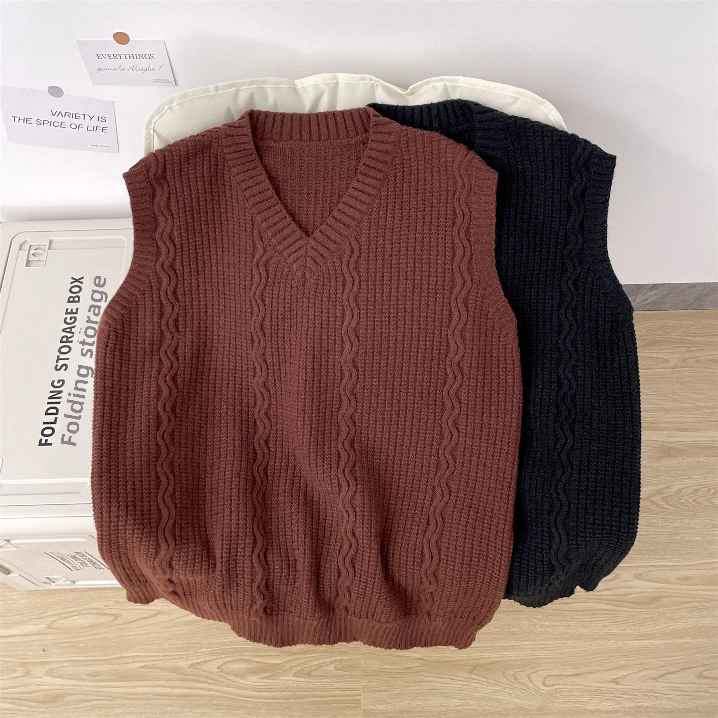 Retro Japanese Sle V-Ne Knitted Vest Men's CleanFit Layering Sweater over Vest Spring Casual Loose Fit Soft Knitted
Retro Japanese Sle V-Ne Knitted Vest Men's CleanFit Layering Sweater over Vest Spring Casual Loose Fit Soft Knitted