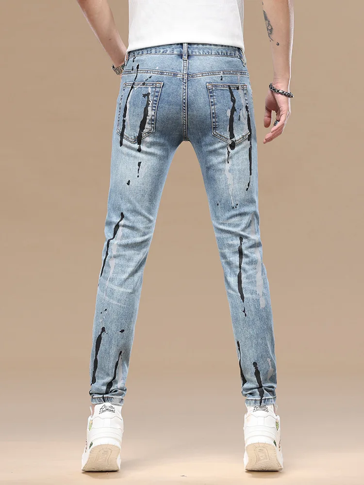 Высококачественные джинсы, мужская мода, трендовый бренд с граффити, приталенные брюки с принтом чернил, эластичные брюки для маленьких ног, новинка весны/лета 2023 г.
Высококачественные джинсы, мужская мода, трендовый бренд с граффити, приталенные брюки с принтом чернил, эластичные брюки для маленьких ног, новинка весны/лета 2023 г.