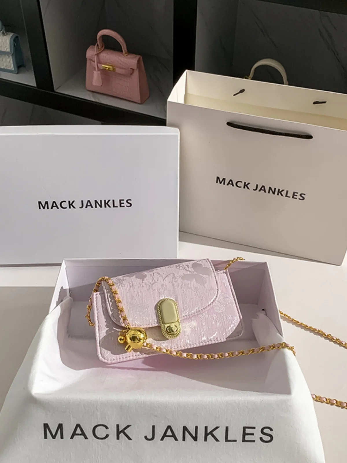 Ma Jankles Гонконгская роскошная сумка через плечо с цепочкой, женская кожаная сумка Emed с цветочным принтом, модная квадратная сумка
Ma Jankles Гонконгская роскошная сумка через плечо с цепочкой, женская кожаная сумка Emed с цветочным принтом, модная квадратная сумка