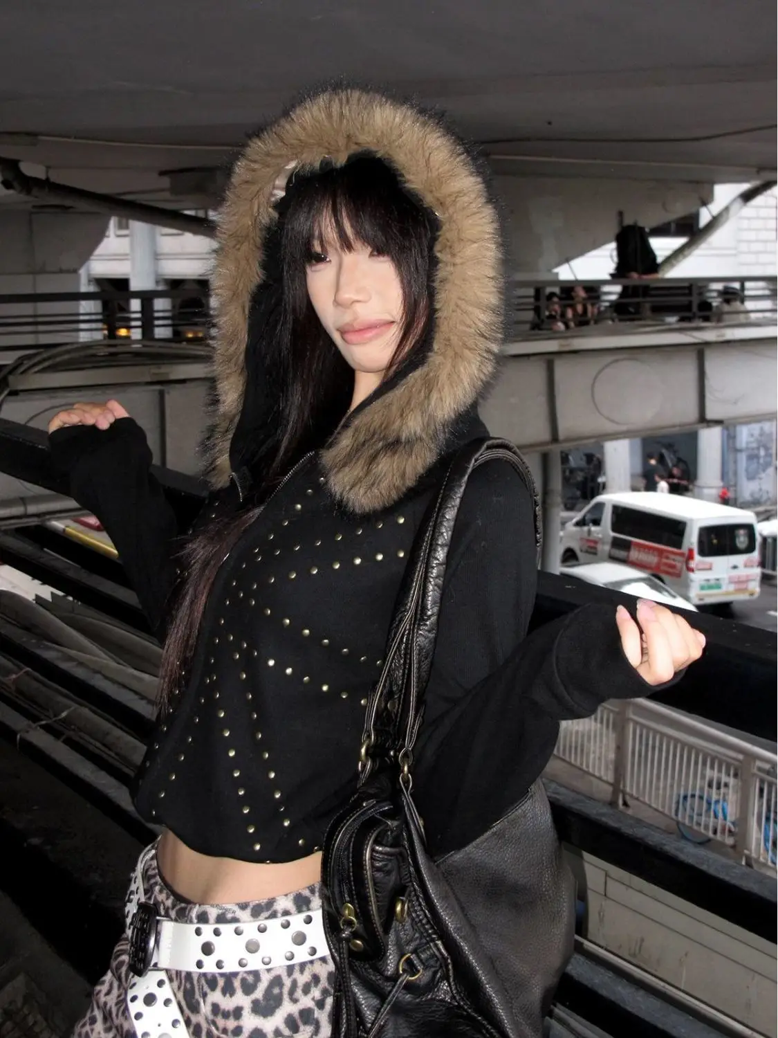 Куртка Y2K в американском винтажном стиле с капюшоном, воротником из искусственного меха, длинными рукавами, на молнии, однотонная, повседневная, для женщин, уличная одежда 2026
Куртка Y2K в американском винтажном стиле с капюшоном, воротником из искусственного меха, длинными рукавами, на молнии, однотонная, повседневная, для женщин, уличная одежда 2026