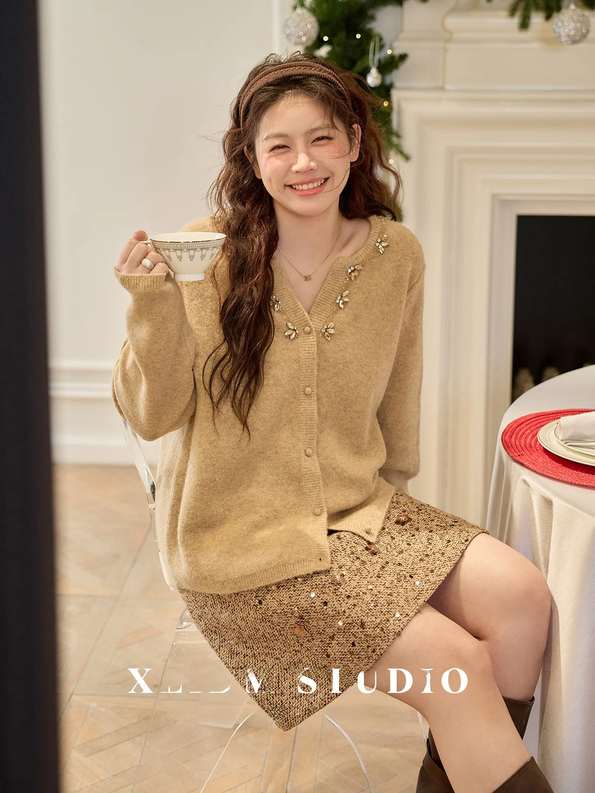 Новогодний вязаный кардиган ручной работы из гладкого вельвета с V-образным вырезом, украшенный стразами, удобный для кожи, повседневный, больших размеров, для женщин.
Новогодний вязаный кардиган ручной работы из гладкого вельвета с V-образным вырезом, украшенный стразами, удобный для кожи, повседневный, больших размеров, для женщин.