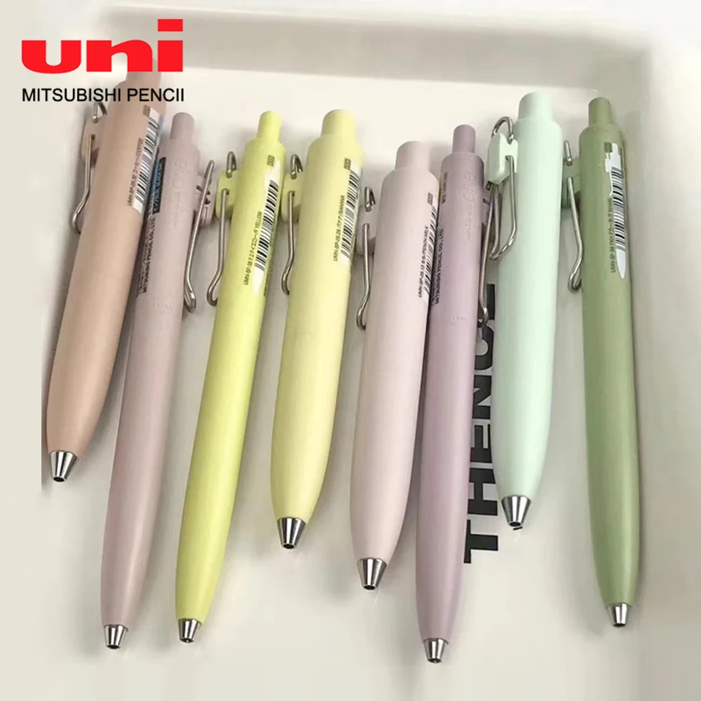 Новая японская гелевая ручка UNI, 2 шт., маленькая Толстая основа, ограниченная яркость, низкий центр тяжести, быстросохнущая, канцелярские принадлежности для письма для студентов
Новая японская гелевая ручка UNI, 2 шт., маленькая Толстая основа, ограниченная яркость, низкий центр тяжести, быстросохнущая, канцелярские принадлежности для письма для студентов