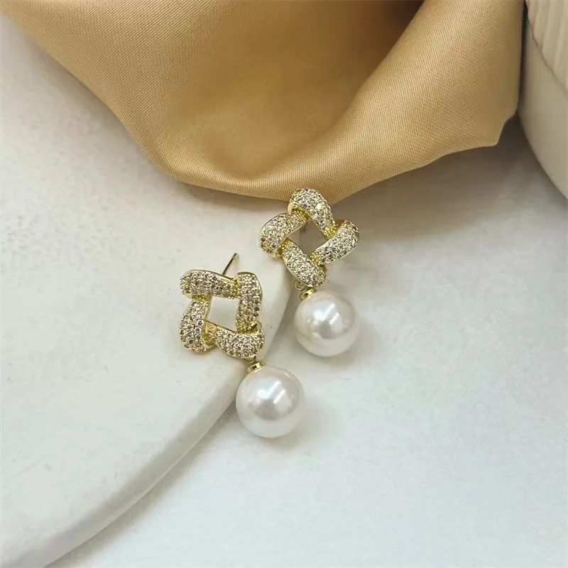 New Fashion Trend Unique Design Elegant Exquisite Light Luxury Zircon Pearl Earrings Female Jewelry Party Premium Gift Wholesale
New Fashion Trend Unique Design Elegant Exquisite Light Luxury Zircon Pearl Earrings Female Jewelry Party Premium Gift Wholesale