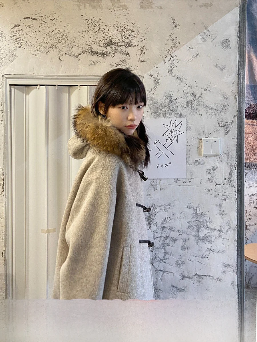 Detachable Fur Collar Woolen Coat for Women Winter Thiened Cotton Woolen Jaet Button Design Long Sve Hooded Coat
Detachable Fur Collar Woolen Coat for Women Winter Thiened Cotton Woolen Jaet Button Design Long Sve Hooded Coat