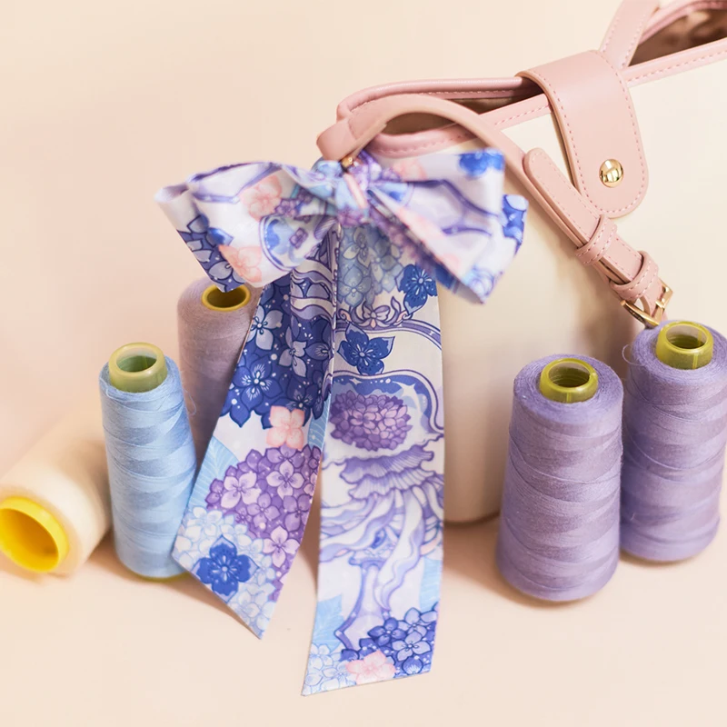 Сине-фиолетовый длинный шелковый шарф Медуза Персик Цветок Золотая рыбка Цветочный принт Повязка на голову Сумка с ручкой и стримером Шарф женский роскошный
Сине-фиолетовый длинный шелковый шарф Медуза Персик Цветок Золотая рыбка Цветочный принт Повязка на голову Сумка с ручкой и стримером Шарф женский роскошный