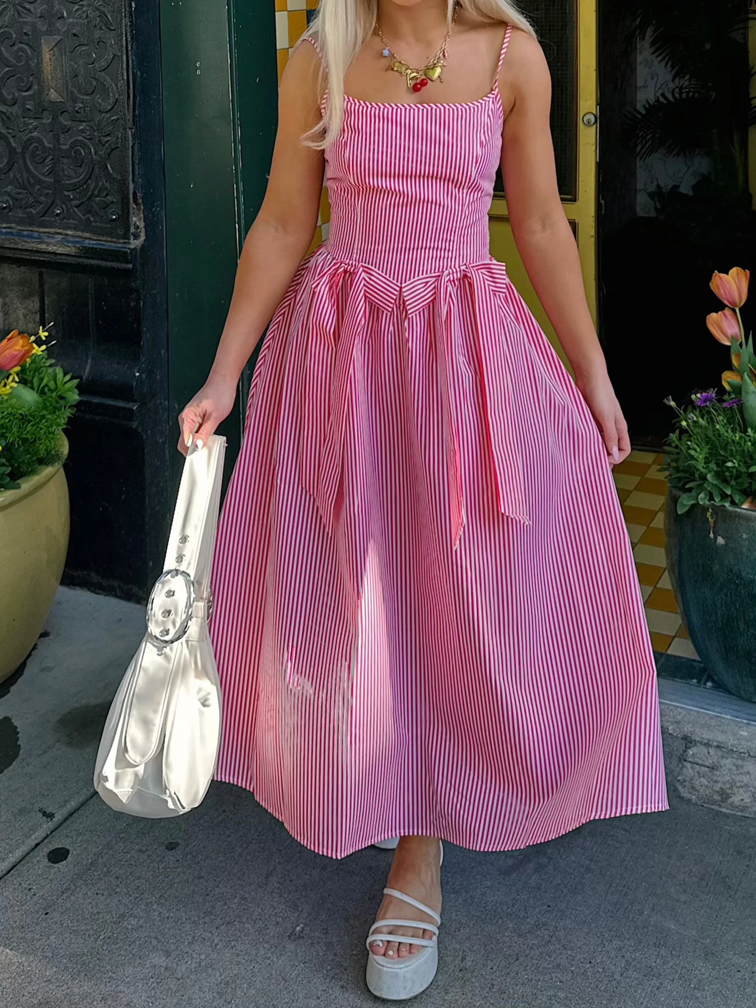 Women s Floral Print Maxi Dress Summer Sleeveless V-Neck Boho Beach Dress Flowy Long Dress with Pockets
Women s Floral Print Maxi Dress Summer Sleeveless V-Neck Boho Beach Dress Flowy Long Dress with Pockets