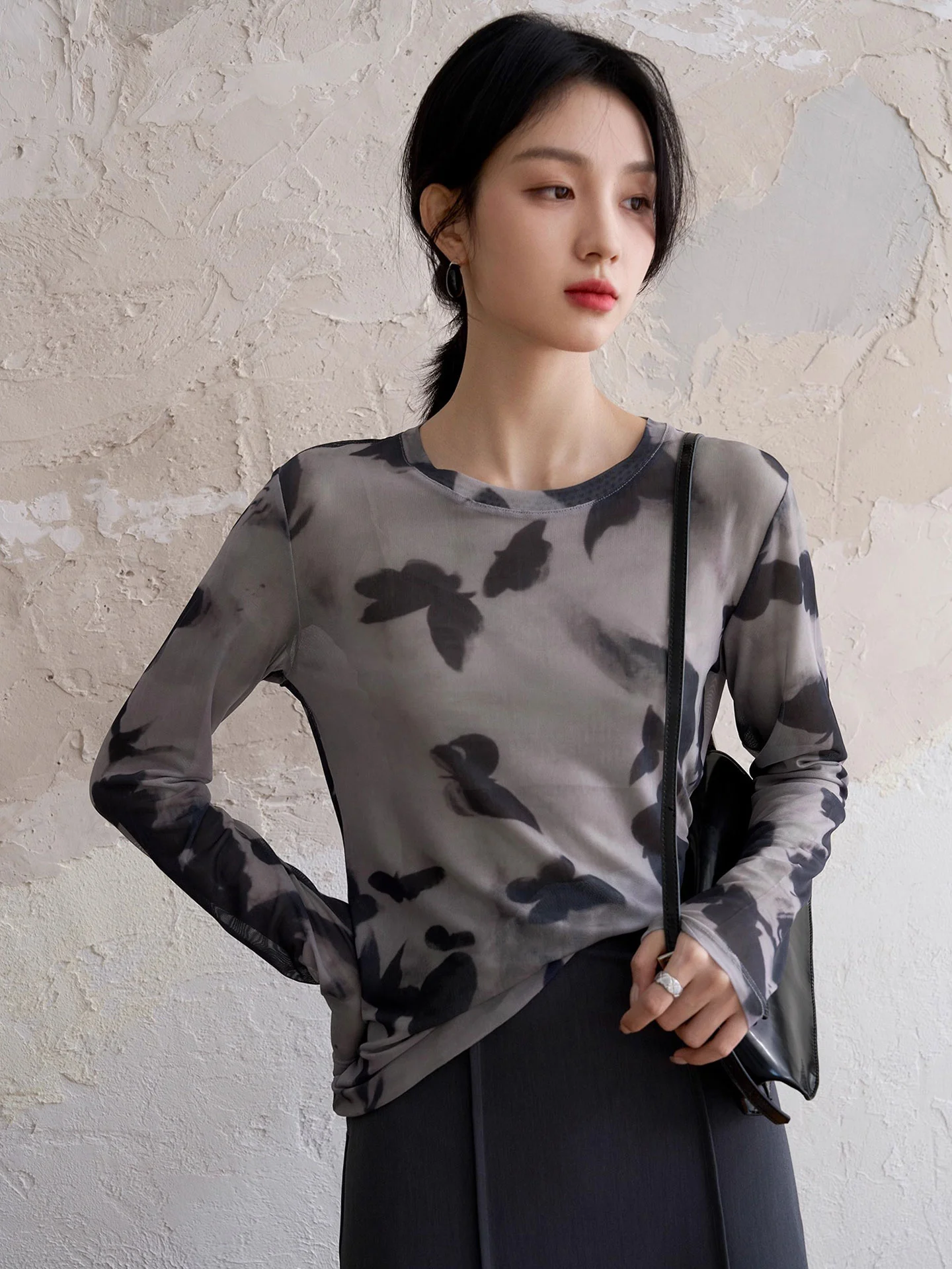 Женский топ из шелка с длинным рукавом и круглым вырезом, с дизайном в стиле корейской диффузионной живописи, для повседневной носки
Женский топ из шелка с длинным рукавом и круглым вырезом, с дизайном в стиле корейской диффузионной живописи, для повседневной носки