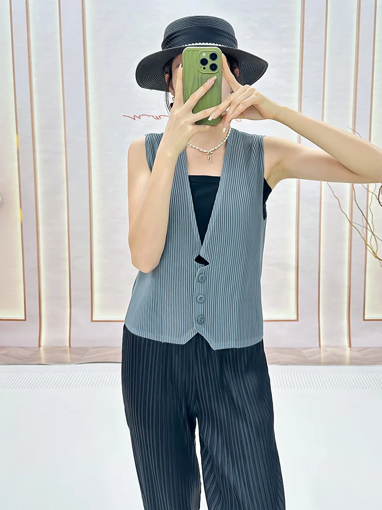 Simple Folded Sleeveless Vest Women's Outerwear Pure Color Buttoned Jacket Autumn New Style Commute Style V-Neck Polyester Fiber
Simple Folded Sleeveless Vest Women's Outerwear Pure Color Buttoned Jacket Autumn New Style Commute Style V-Neck Polyester Fiber