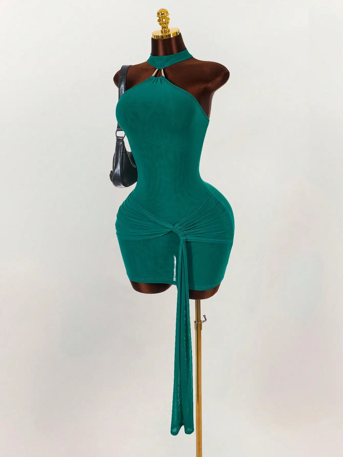 Изумрудно-зеленое мини-платье-боди с вырезом халтер и декоративным узлом сбоку
Изумрудно-зеленое мини-платье-боди с вырезом халтер и декоративным узлом сбоку