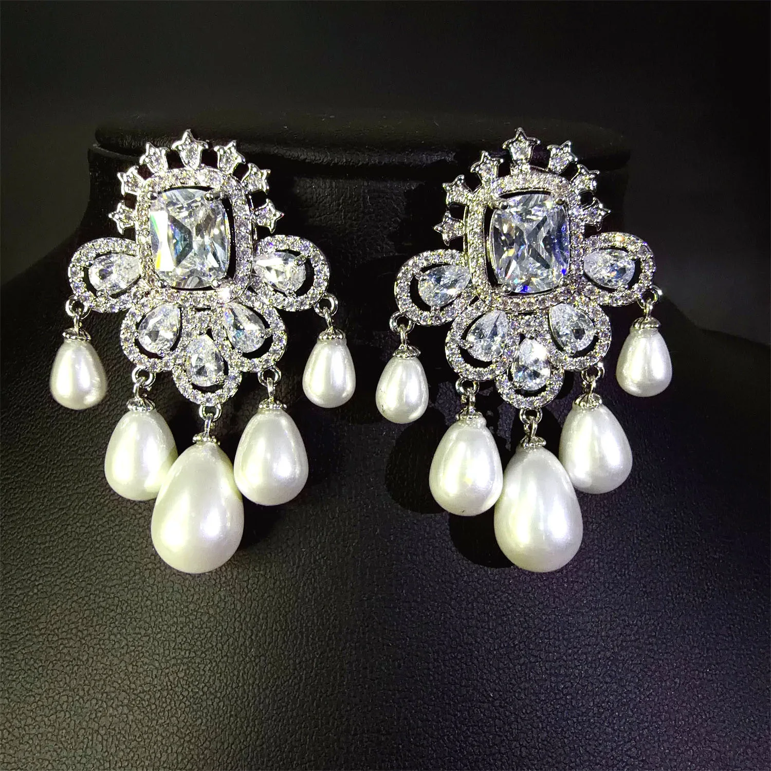 Women Earrings Silver Gold Color White Pearls Teardrop Dangling Earrings Elegant Vintage Jewelry Dinner Party Gala Event Gift
Women Earrings Silver Gold Color White Pearls Teardrop Dangling Earrings Elegant Vintage Jewelry Dinner Party Gala Event Gift