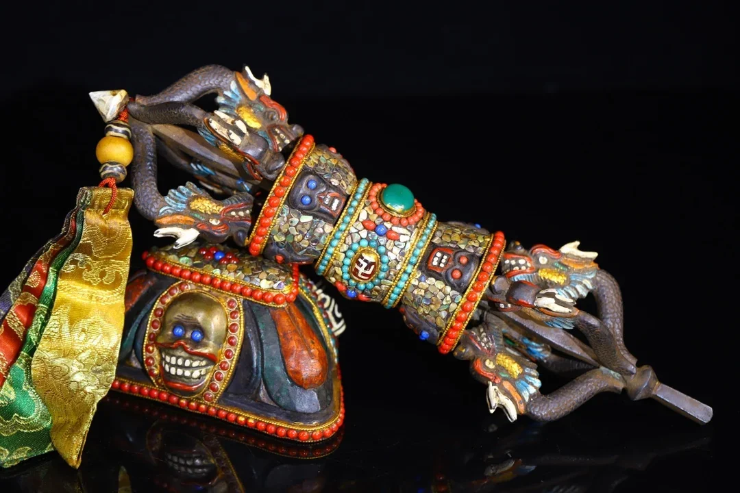 13"Tibetan Temple Collection Old Bronze Mosaic Gem gZi Beads Shell Skull Dragon Head Vajra Phurpa Base Amulet Worship Hall
13"Tibetan Temple Collection Old Bronze Mosaic Gem gZi Beads Shell Skull Dragon Head Vajra Phurpa Base Amulet Worship Hall