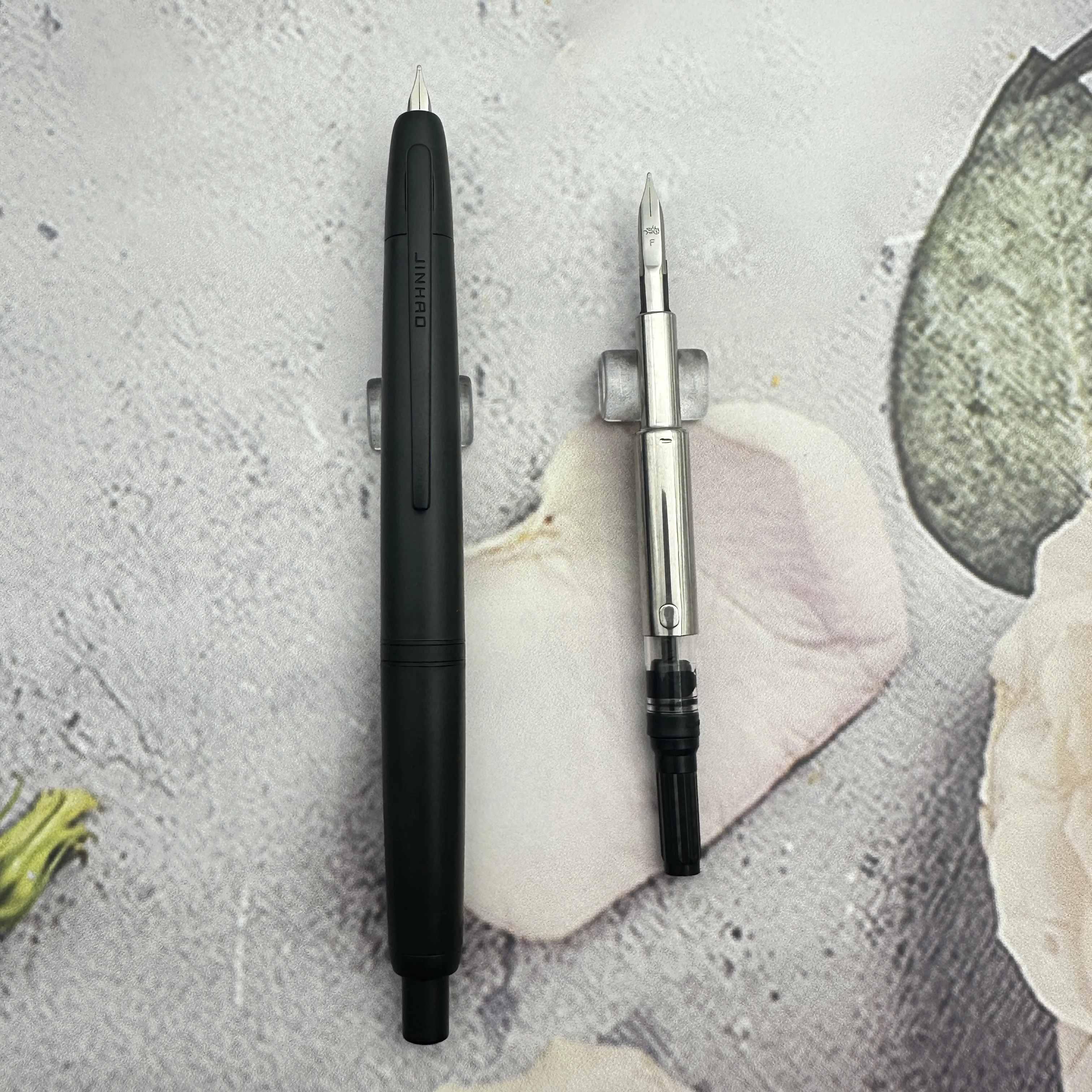 Классический матовый черный! Перьевая ручка JINHAO 202 из смолы, перо EF F, чернильная ручка для письма с конвертером, школьные и офисные канцелярские принадлежности, подарок
Классический матовый черный! Перьевая ручка JINHAO 202 из смолы, перо EF F, чернильная ручка для письма с конвертером, школьные и офисные канцелярские принадлежности, подарок