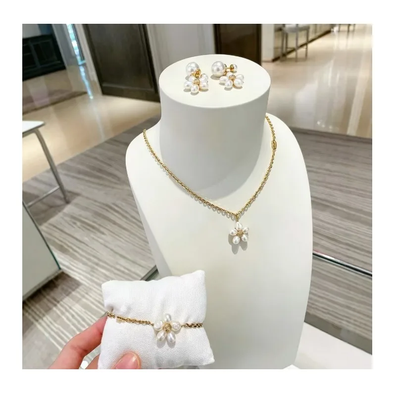 Alphabet Cabinet Daisy Pearl Sunflower Necklace Light Luxury Exquisite Versatile High-end Fashion Necklace
Alphabet Cabinet Daisy Pearl Sunflower Necklace Light Luxury Exquisite Versatile High-end Fashion Necklace