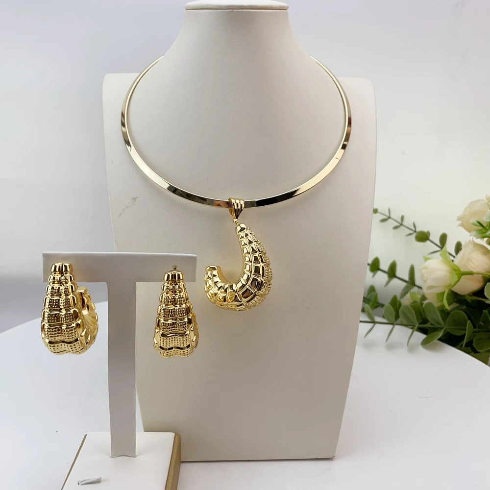 Dubai Jewelry Set Irregular Design Hoop Earrings and Pendant 2PCS Set for Weddings Bridal Necklace Earrings Accessory FHK28801
Dubai Jewelry Set Irregular Design Hoop Earrings and Pendant 2PCS Set for Weddings Bridal Necklace Earrings Accessory FHK28801