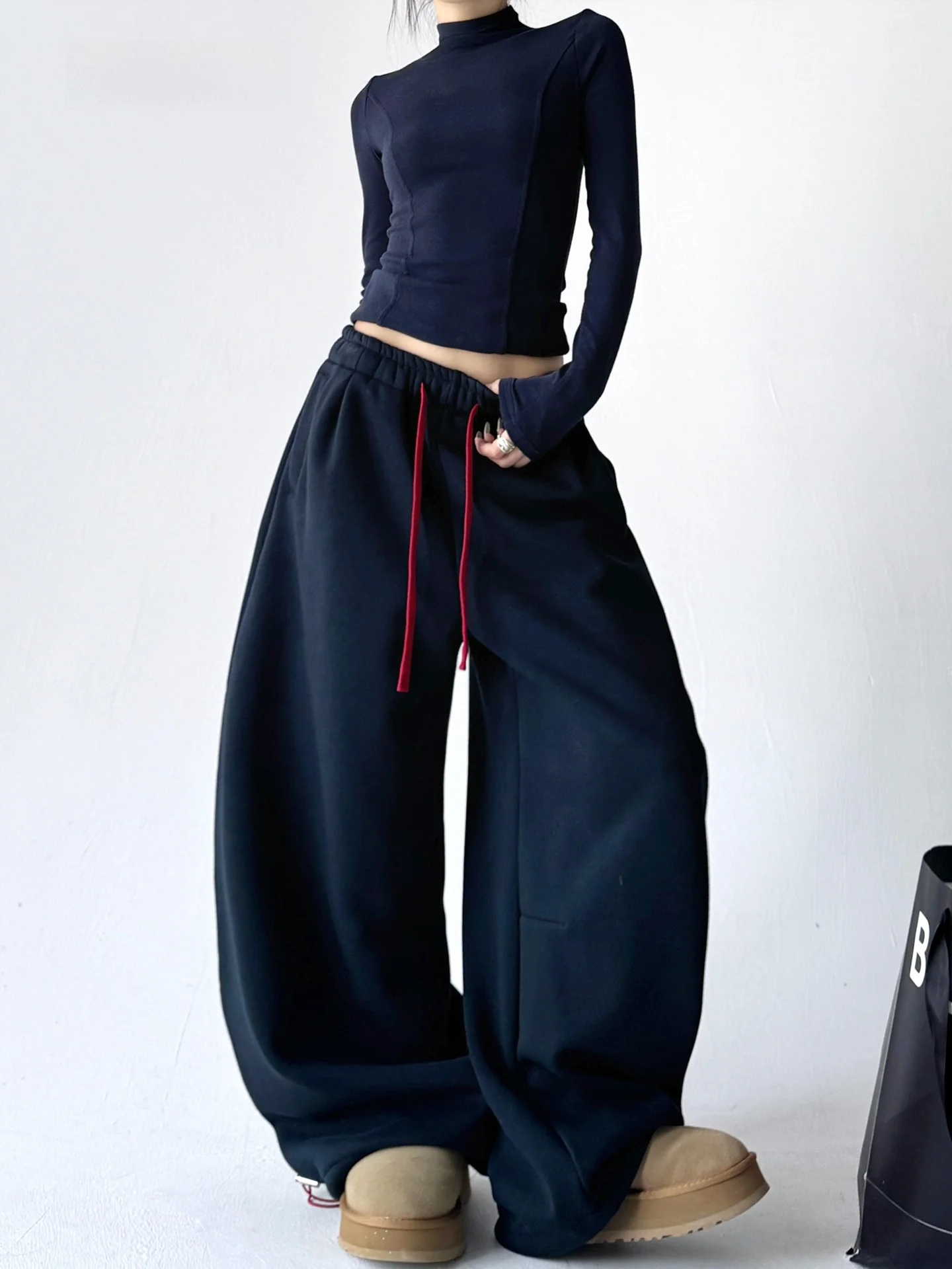 Женские зимние спортивные брюки-бананы на флисовой подкладке, повседневные широкие брюки свободного кроя с завязками на талии, из смесового хлопка
Женские зимние спортивные брюки-бананы на флисовой подкладке, повседневные широкие брюки свободного кроя с завязками на талии, из смесового хлопка