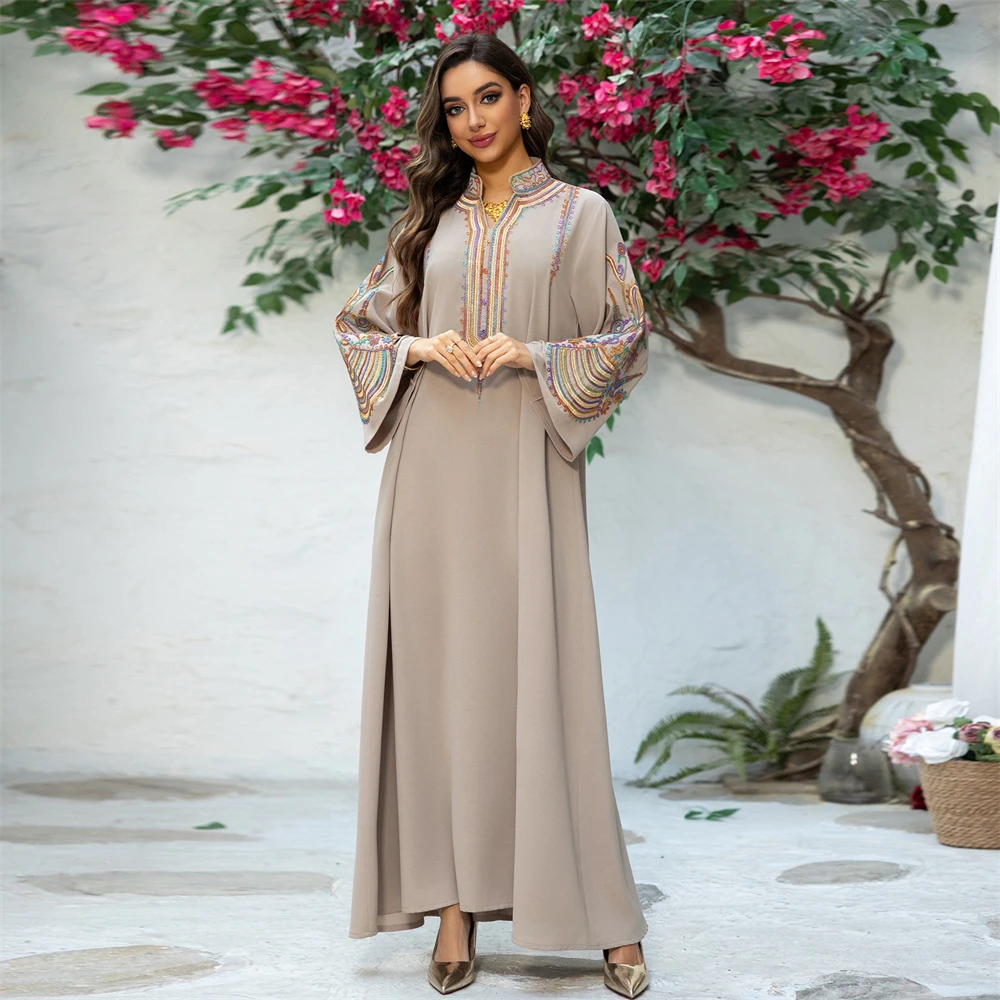 Abaya new women's clothing Muslim Arabic pullover embroidered robe and trendy European and American dresses
Abaya new women's clothing Muslim Arabic pullover embroidered robe and trendy European and American dresses
