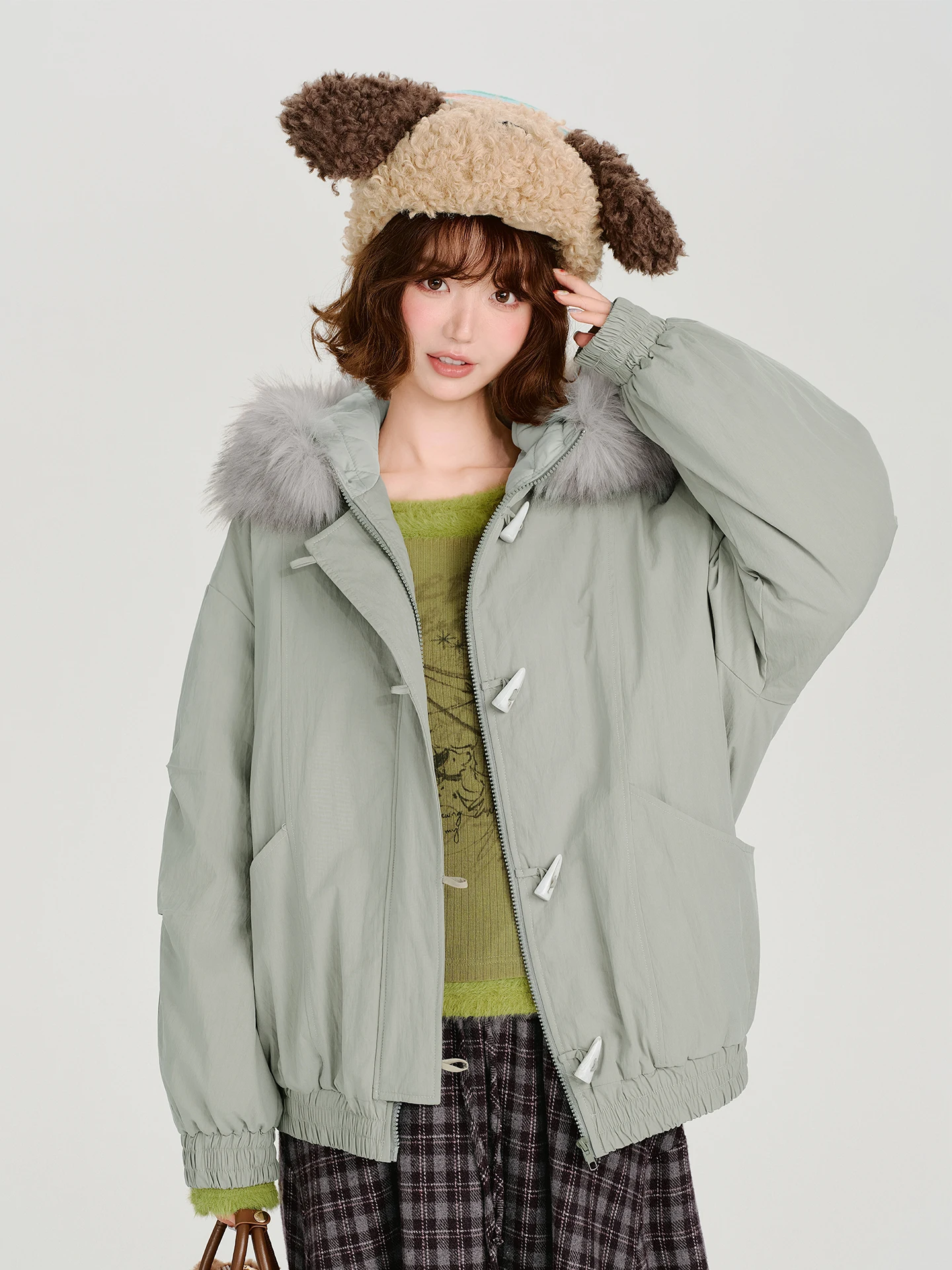 Женская зимняя куртка в американском ретро-стиле с капюшоном, новая, утепленная, из хлопка, теплая, свободного кроя, повседневная, на пуговицах, с длинными рукавами
Женская зимняя куртка в американском ретро-стиле с капюшоном, новая, утепленная, из хлопка, теплая, свободного кроя, повседневная, на пуговицах, с длинными рукавами