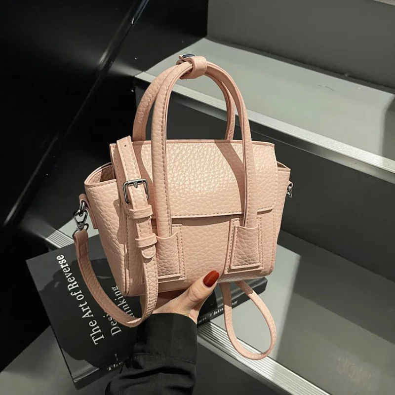 Элегантная женская сумка из высококачественной кожи, классический дизайнерский стиль, модная сумка через плечо, винтажная сумка для повседневного использования.
Элегантная женская сумка из высококачественной кожи, классический дизайнерский стиль, модная сумка через плечо, винтажная сумка для повседневного использования.