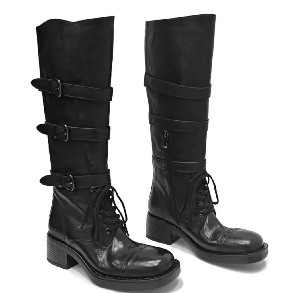 Женские рыцарские ботинки из натуральной кожи, мотоциклетные сапоги до колена для женщин с пряжкой на ремне в современном стиле, модные трендовые ботинки
Женские рыцарские ботинки из натуральной кожи, мотоциклетные сапоги до колена для женщин с пряжкой на ремне в современном стиле, модные трендовые ботинки