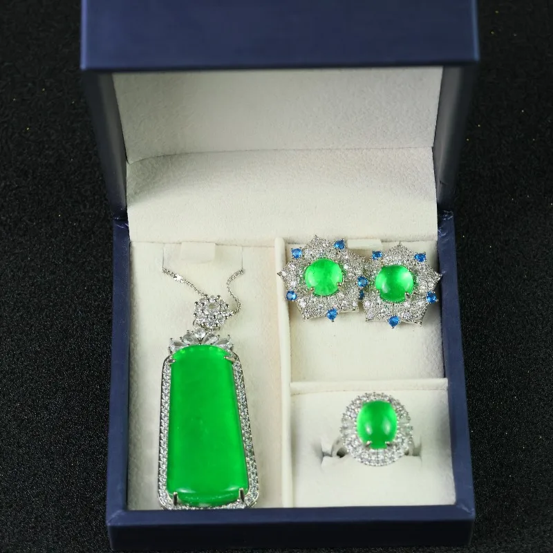 Классический модный зеленый костюм, модный темперамент и элегантные украшения.
Классический модный зеленый костюм, модный темперамент и элегантные украшения.