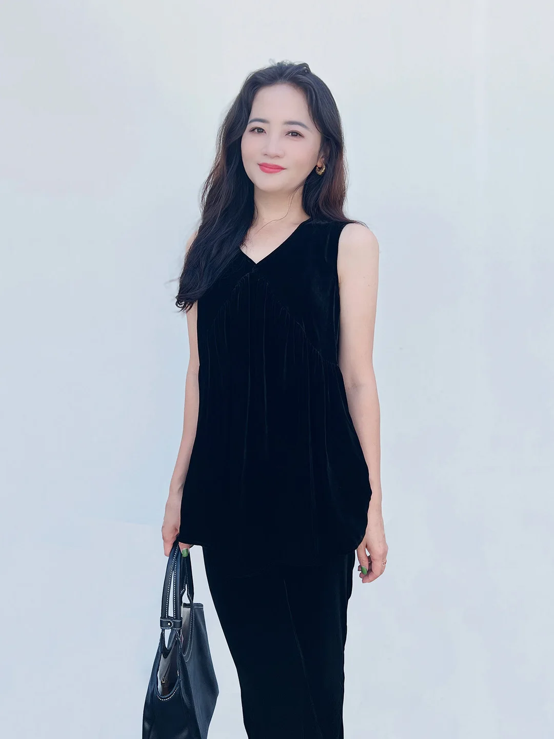 Elegant Black Silk Velvet Vest Strapless Romantic Minimalist V-neck Versatile Princess Style Women's Fashion Summer 2025
Elegant Black Silk Velvet Vest Strapless Romantic Minimalist V-neck Versatile Princess Style Women's Fashion Summer 2025