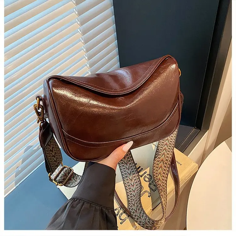 Сплошная цветная сумка-подушка 2025 года, женская сумка через плечо с широким ремешком, минималистичная сумка через плечо, модная шикарная сумка на ремне
Сплошная цветная сумка-подушка 2025 года, женская сумка через плечо с широким ремешком, минималистичная сумка через плечо, модная шикарная сумка на ремне 