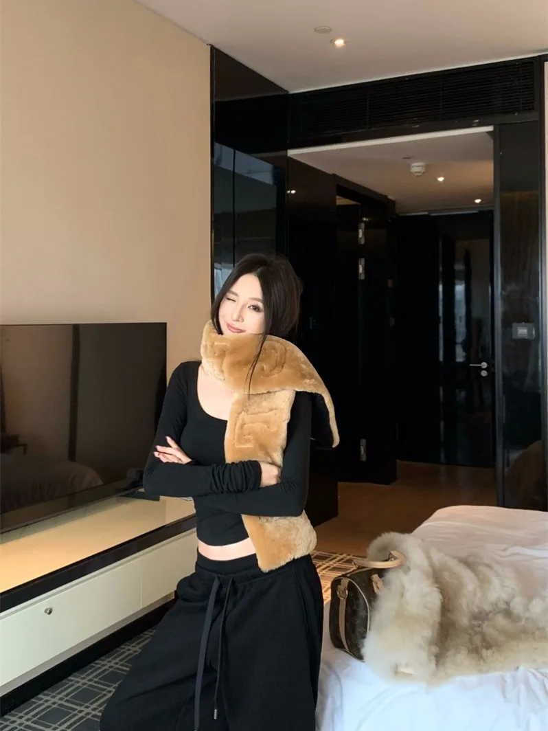 Slim Fit Low Neck Long Sleeve Base Shirt T-Shirt Women Winter Black Set High Waist Wide Leg Pants Two Piece Set Fashionable C...
Slim Fit Low Neck Long Sleeve Base Shirt T-Shirt Women Winter Black Set High Waist Wide Leg Pants Two Piece Set Fashionable C...