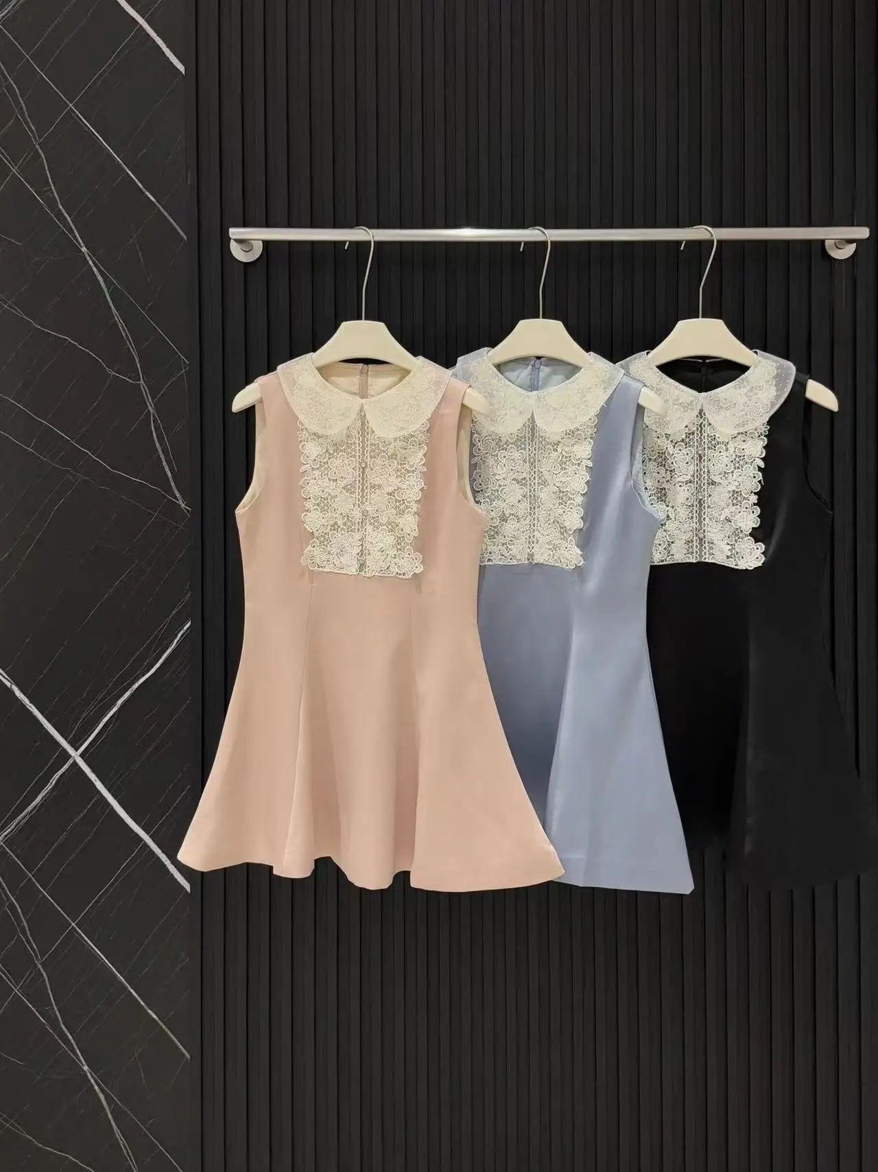 French-style elegant lace-neckline sleeveless dress; three-dimensional floral sweet-cut waist-revealing princess-style skirt
French-style elegant lace-neckline sleeveless dress; three-dimensional floral sweet-cut waist-revealing princess-style skirt
