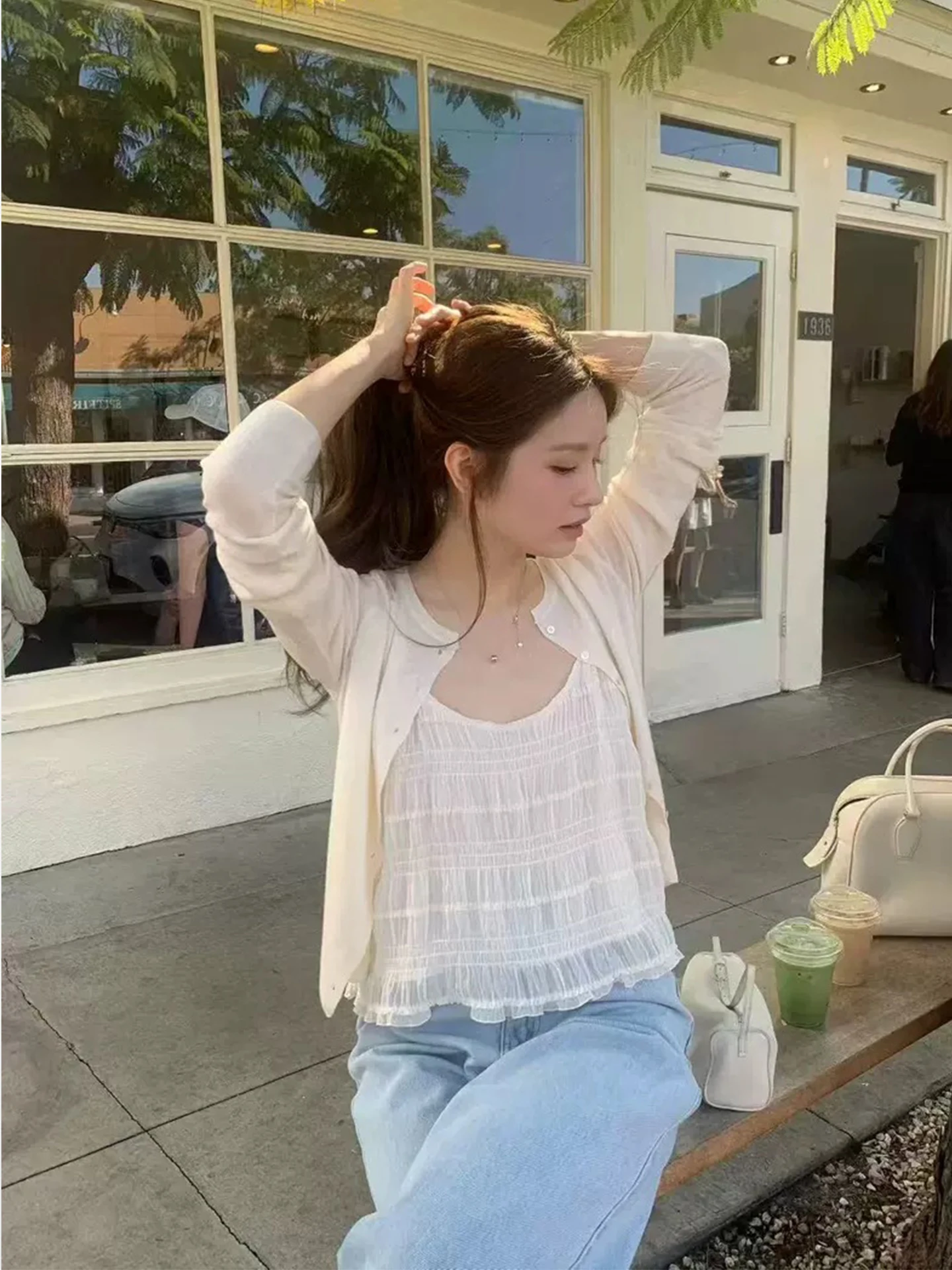 Women's Ruffled Elastic Lace Halter Vest Loose Layering Base Shirt Short Sleeve round Neck Breathable Polyester Inner Wear
Women's Ruffled Elastic Lace Halter Vest Loose Layering Base Shirt Short Sleeve round Neck Breathable Polyester Inner Wear
