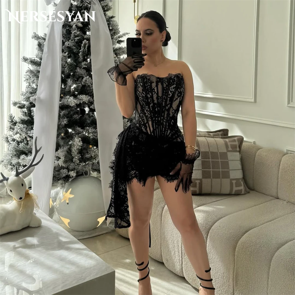Nersesyan Sexy Black Lace Short Cocktail Dresses Off Shoulder Pleats Sleeveless Evening Dress Backless Prom Gowns Customized
Nersesyan Sexy Black Lace Short Cocktail Dresses Off Shoulder Pleats Sleeveless Evening Dress Backless Prom Gowns Customized