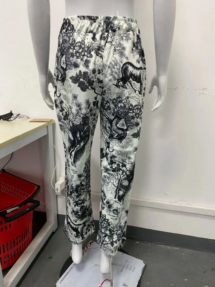 White pants printed casual pants loose women's trendy high street wide leg pants American clothing
White pants printed casual pants loose women's trendy high street wide leg pants American clothing