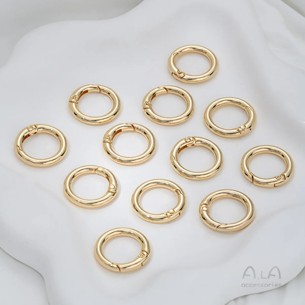 1PCS 14K Gold-plated Bag Accessories, Metal Buckle, Metal Spring Circle, Bag Ring Buckle Hook, Keychain Accessories.
1PCS 14K Gold-plated Bag Accessories, Metal Buckle, Metal Spring Circle, Bag Ring Buckle Hook, Keychain Accessories.