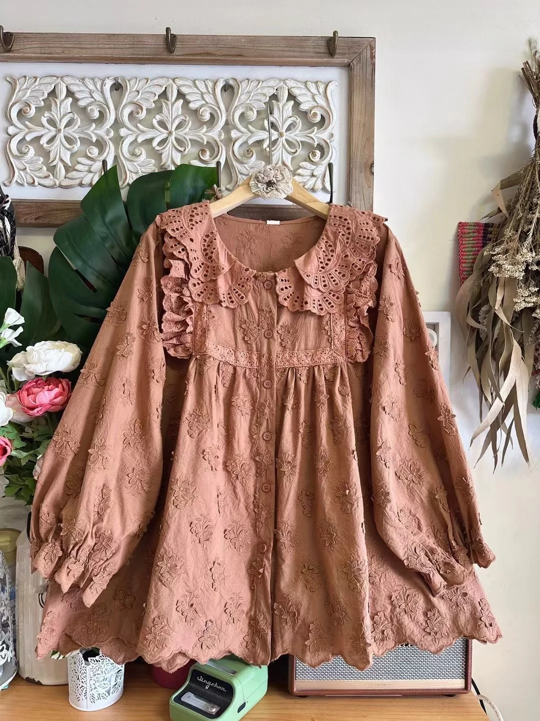 Японский двухслойный кукольный воротник с рюшами, широкий крой, длинный све, хлопковый дышащий удобный женский топ с вышивкой irt
Японский двухслойный кукольный воротник с рюшами, широкий крой, длинный све, хлопковый дышащий удобный женский топ с вышивкой irt