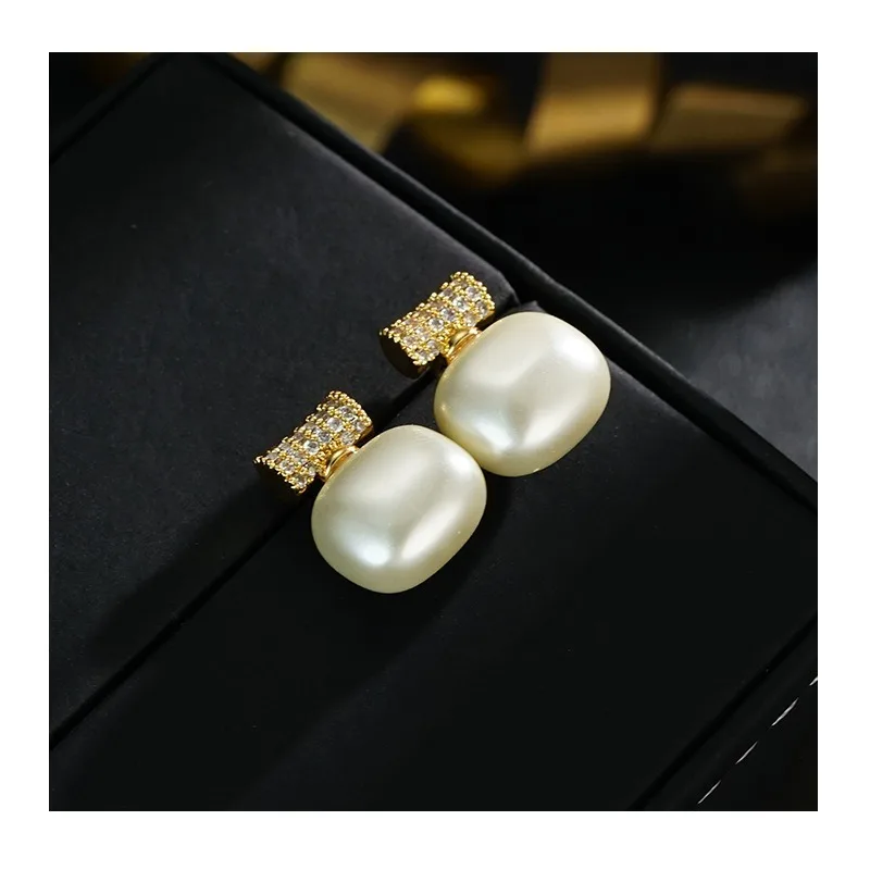 New Niche Design Daily Commuting Light Luxury Simple Square Pendant Necklace Stud Earring Set
New Niche Design Daily Commuting Light Luxury Simple Square Pendant Necklace Stud Earring Set